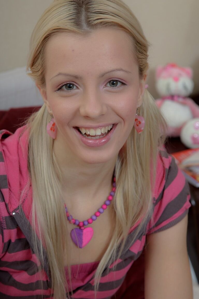 21P La adorable adolescente rubia Shelley se chupa una polla antes de una preciosa follada anal