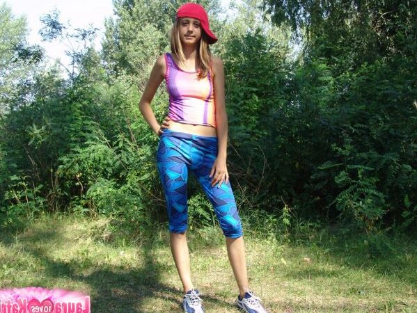 10P Adolescente faminto por sexo amador fazendo poses sensuais