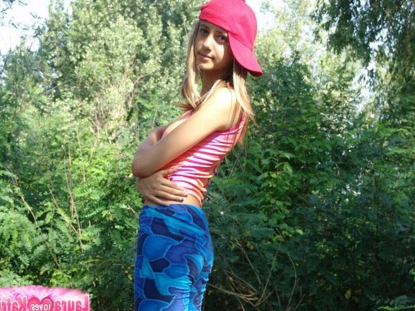 10P Adolescente faminto por sexo amador fazendo poses sensuais