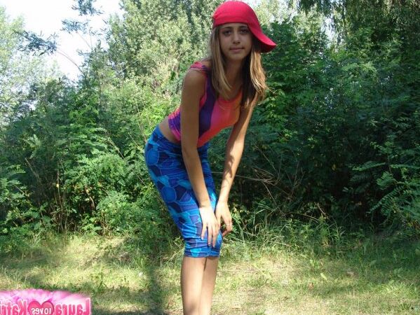 10P Adolescente faminto por sexo amador fazendo poses sensuais