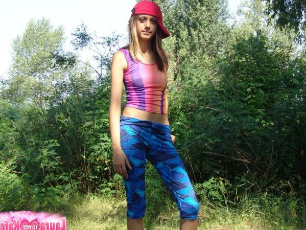 10P Adolescente faminto por sexo amador fazendo poses sensuais