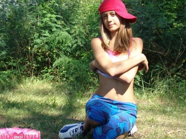 10P Adolescente faminto por sexo amador fazendo poses sensuais