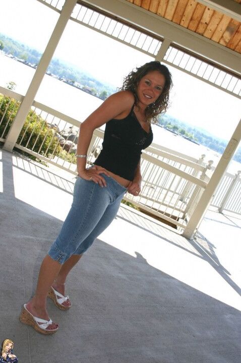 12P Une amatrice pose non nue sur un balcon en capris en jean