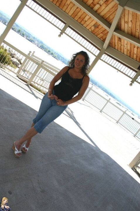 12P Une amatrice pose non nue sur un balcon en capris en jean
