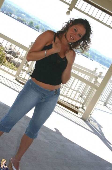 12P Une amatrice pose non nue sur un balcon en capris en jean