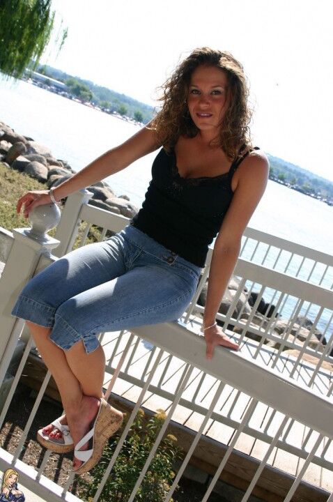 12P Une amatrice pose non nue sur un balcon en capris en jean