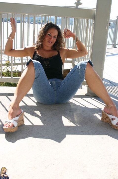 12P Une amatrice pose non nue sur un balcon en capris en jean