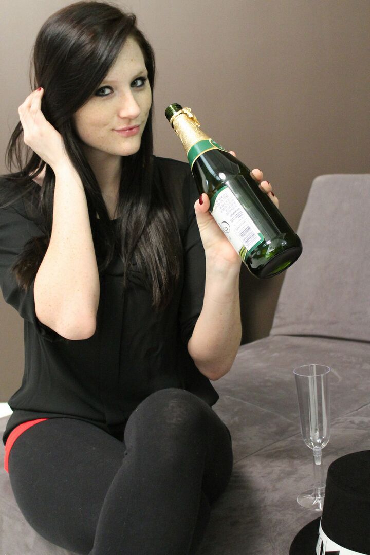 12P 素人モデルそばかす18歳新年会で下着まで脱ぐ