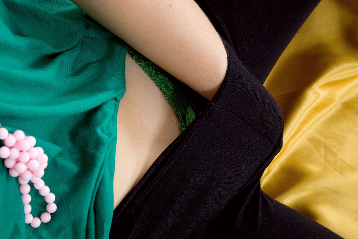 16P la amateur británica masie dee expone sus firmes tetas en leggings negros