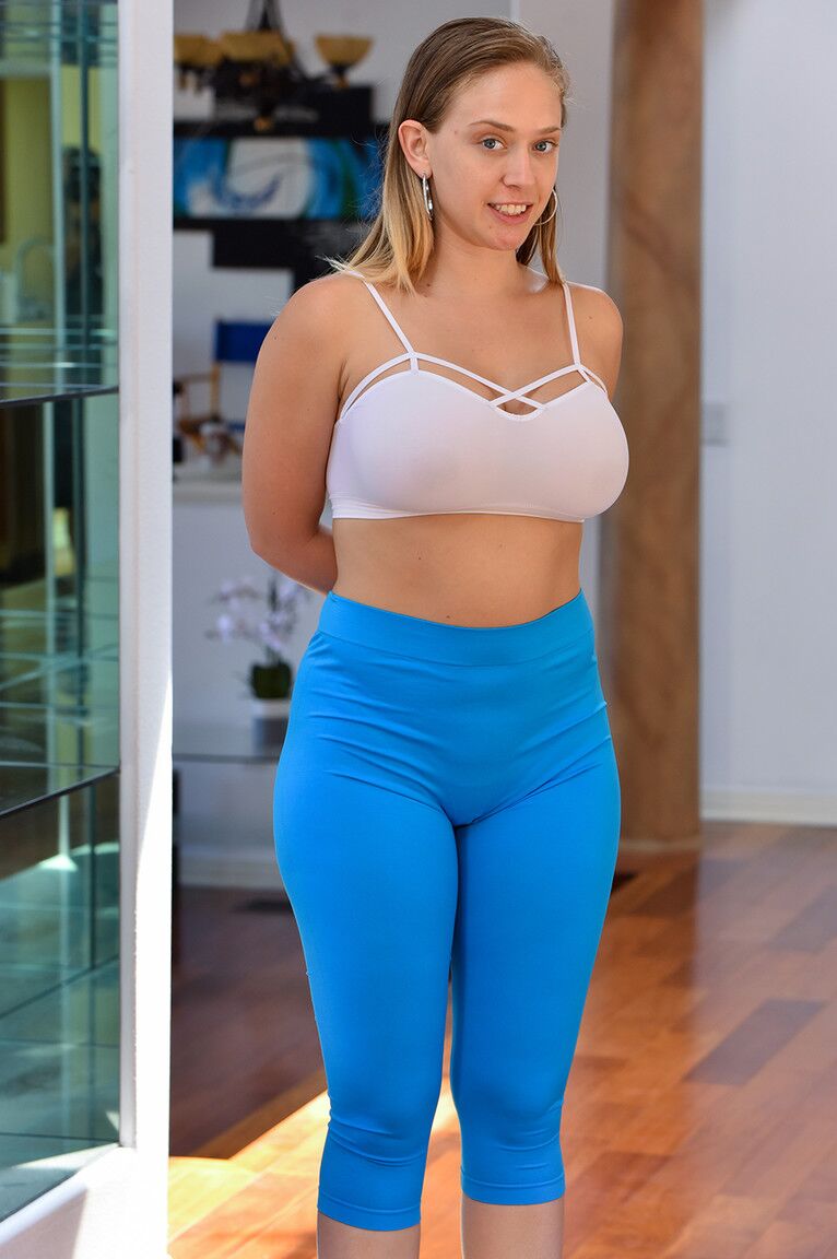 21P Amateur MILF Kagney zieht ihre Leggings aus