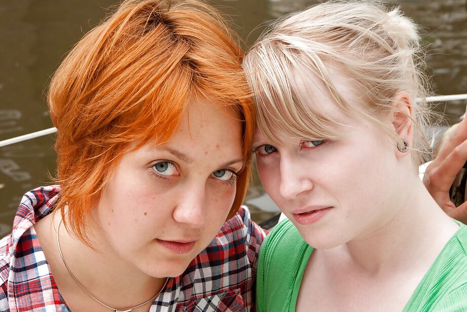 16P Die einfachen Mädchen Dahlia und Satine stehen auf die Lesbenszene und stehen auf das Essen von Muschis