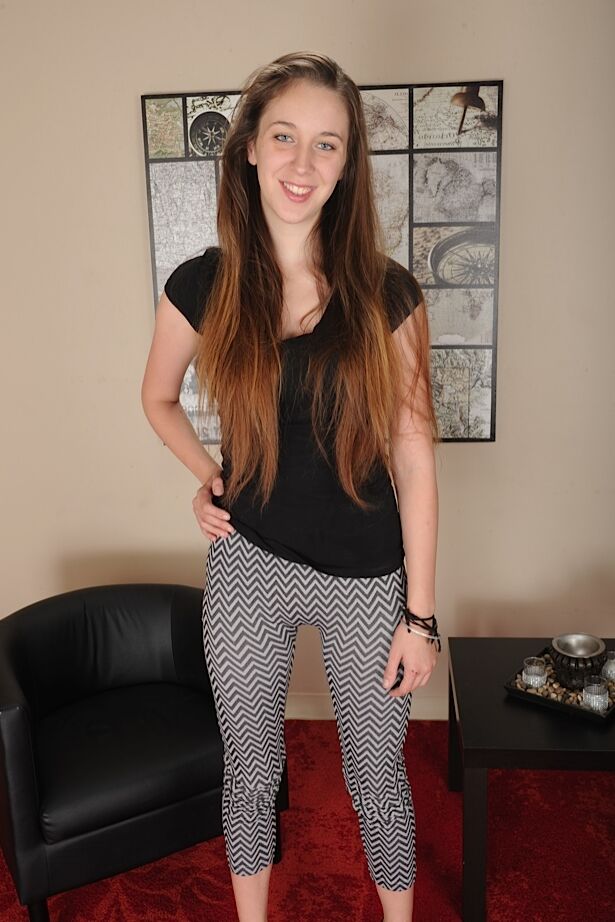 15P Layla Adams, chica de piernas largas, exponiendo su cuerpo adolescente desnudo por primera vez