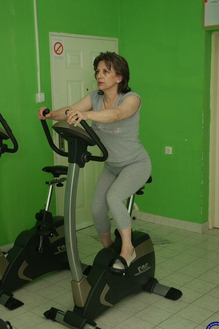 21P Mulheres amadoras maduras tiram a roupa durante uma aula intensa de ginástica e exibem suas curvas