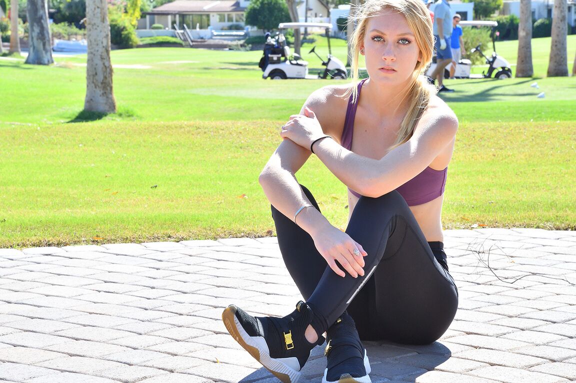 21P La delgada adolescente Jenni muestra su flexibilidad antes de exponer su cuerpo caliente al aire libre