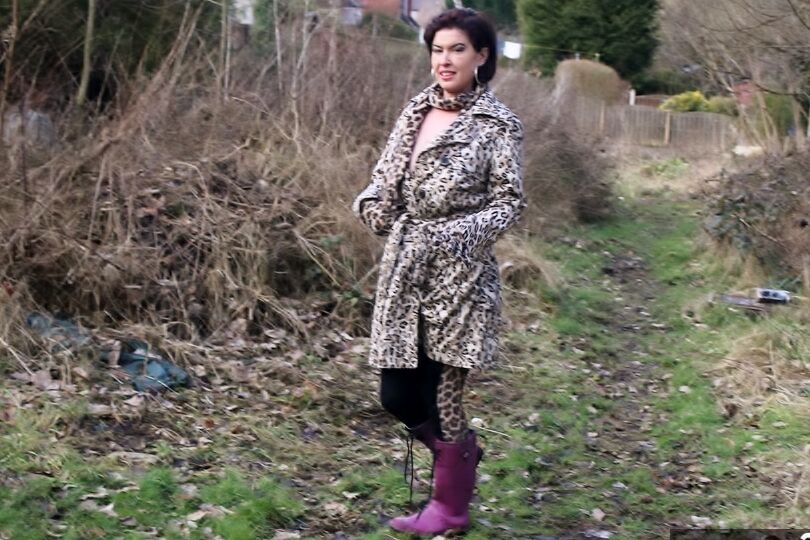 20P イギリスの女の子、ジューシー・ジェイニーが野原でタイツを下ろす前にジャグをむき出しにする