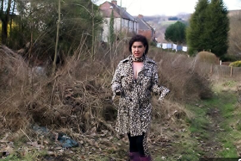 20P イギリスの女の子、ジューシー・ジェイニーが野原でタイツを下ろす前にジャグをむき出しにする