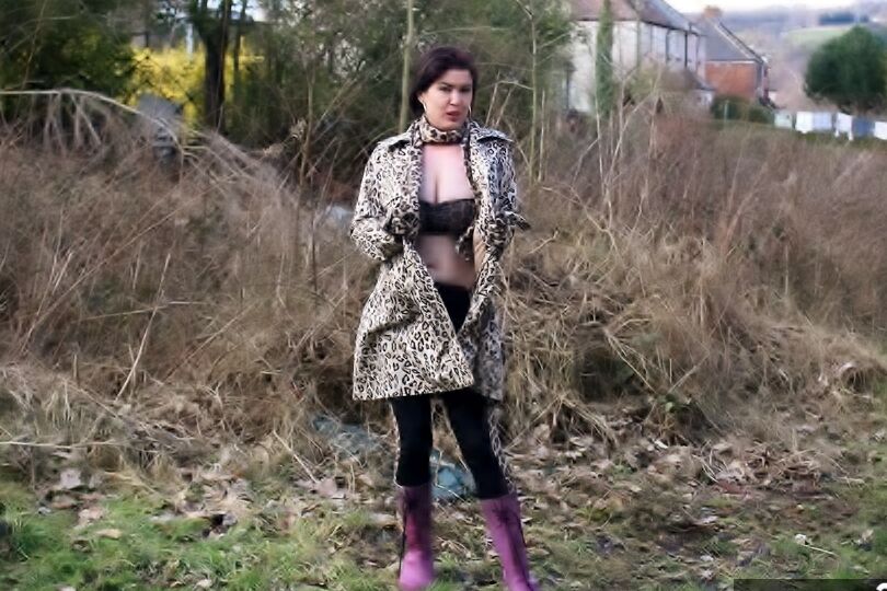 20P イギリスの女の子、ジューシー・ジェイニーが野原でタイツを下ろす前にジャグをむき出しにする