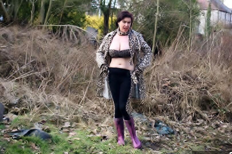 20P イギリスの女の子、ジューシー・ジェイニーが野原でタイツを下ろす前にジャグをむき出しにする