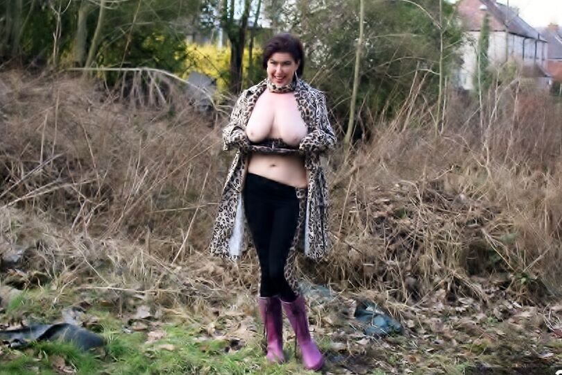 20P イギリスの女の子、ジューシー・ジェイニーが野原でタイツを下ろす前にジャグをむき出しにする