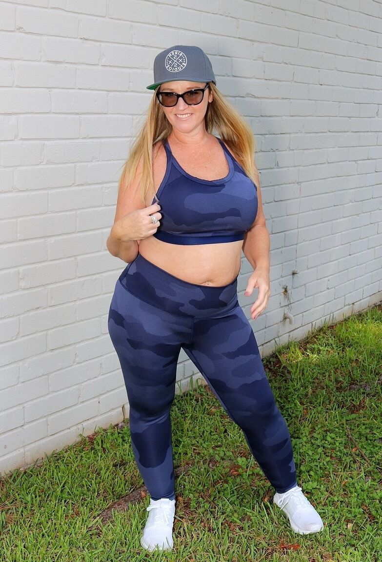 14P La puma bajita Dee Siren posando con sus sexys leggings y top en el jardín