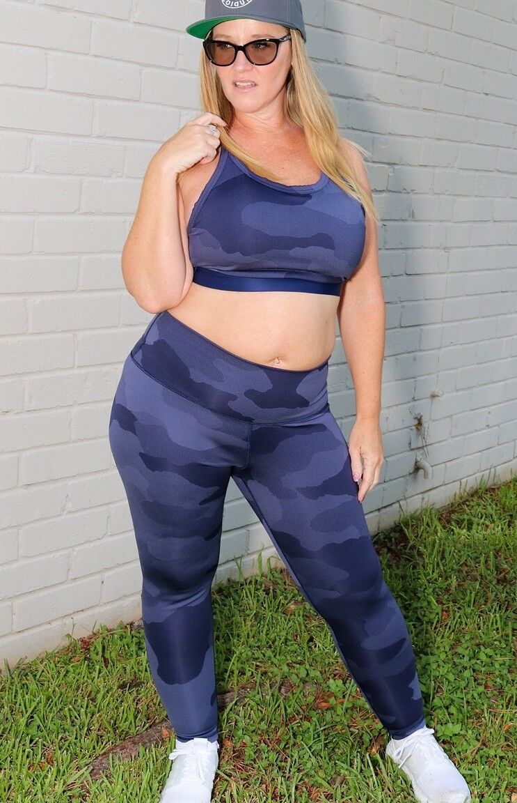 14P La puma bajita Dee Siren posando con sus sexys leggings y top en el jardín