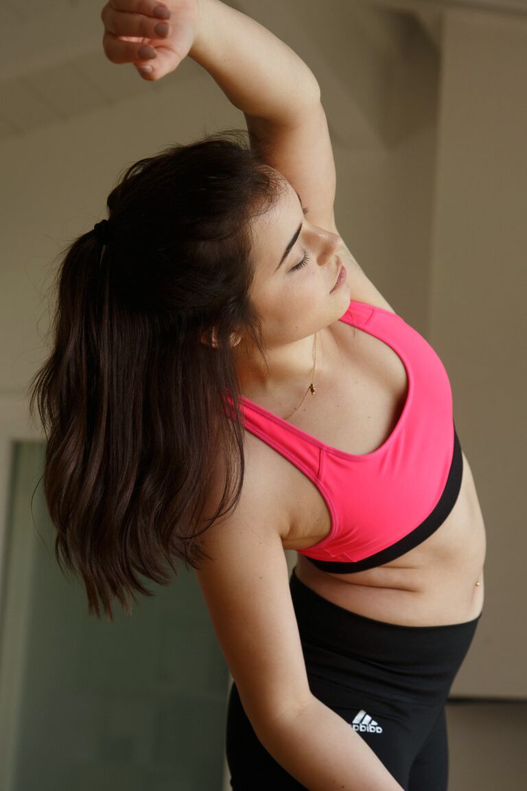 12P A adolescente acrobática Kylie Quinn coloca sua lingerie sexy e faz poses