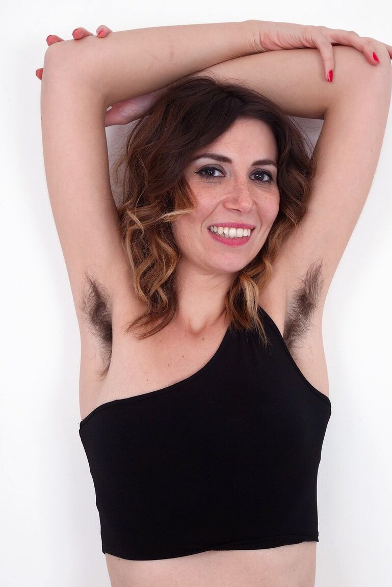 16P Das haarige Mädchen Terri Rose spreizt ihre Beine und ihre natürliche Muschi weit