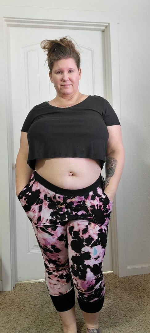 16P Gorda amadora peituda Kris Ann fica completamente nua no carpete