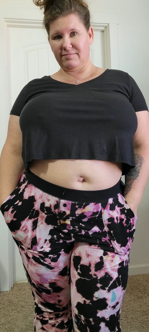 16P Gorda amadora peituda Kris Ann fica completamente nua no carpete