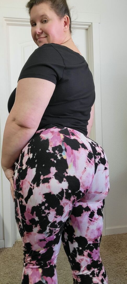 16P Gorda amadora peituda Kris Ann fica completamente nua no carpete