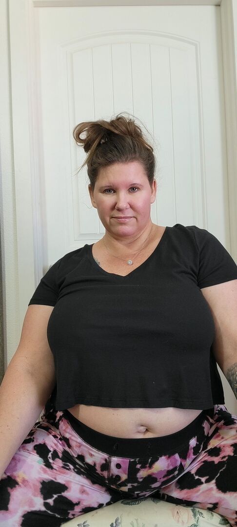 16P Gorda amadora peituda Kris Ann fica completamente nua no carpete
