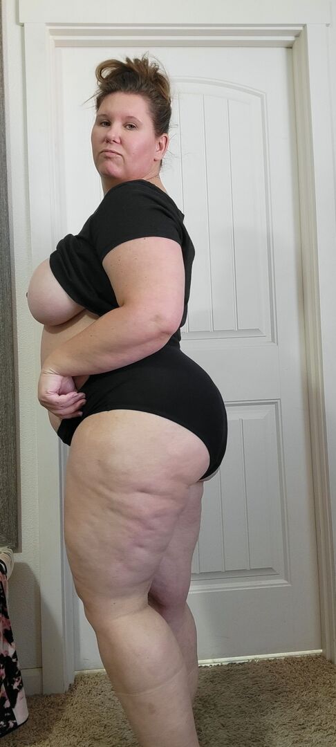 16P Gorda amadora peituda Kris Ann fica completamente nua no carpete