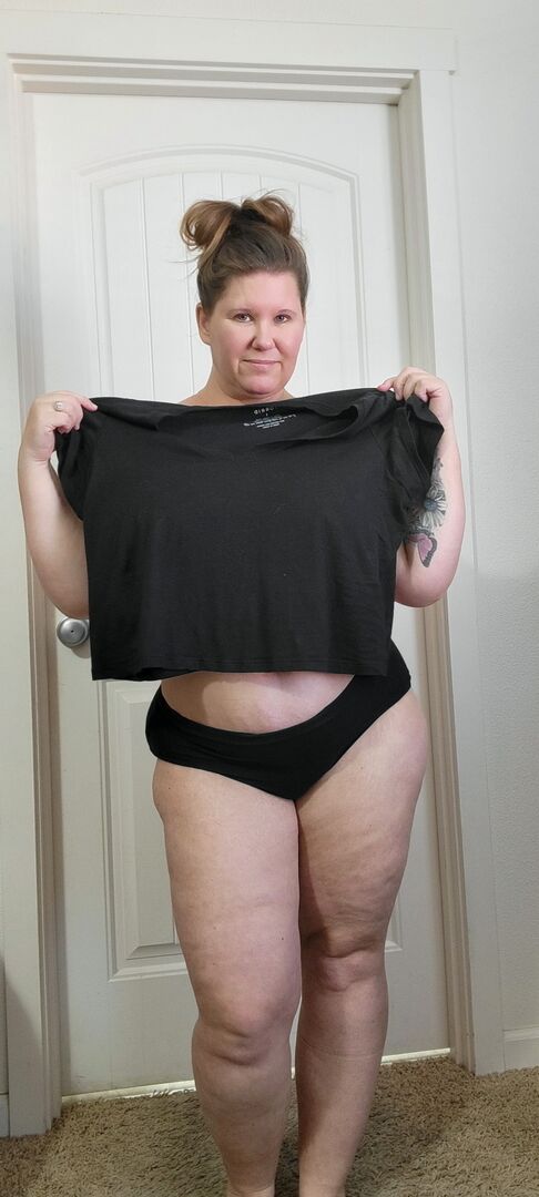 16P Gorda amadora peituda Kris Ann fica completamente nua no carpete