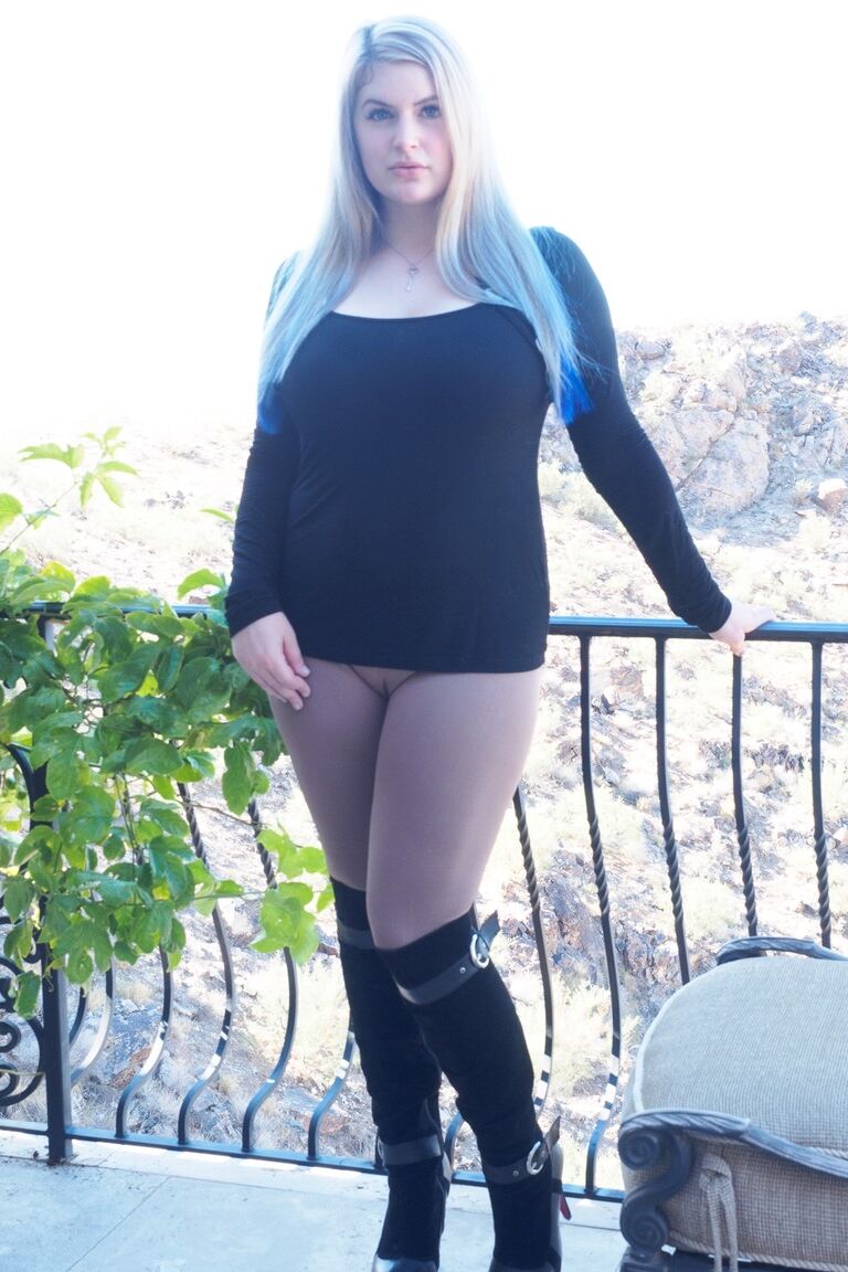 15P Une amatrice blonde potelée enfonce un énorme gode dans son vagin excité
