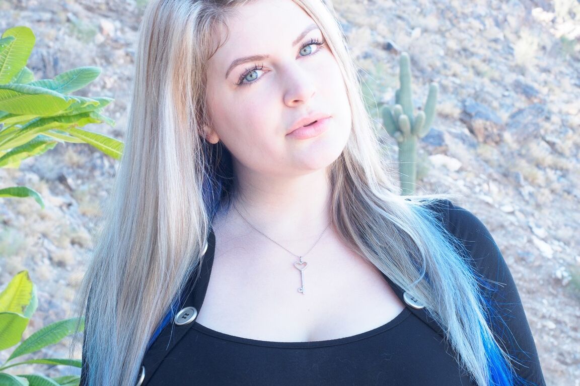 15P Une amatrice blonde potelée enfonce un énorme gode dans son vagin excité