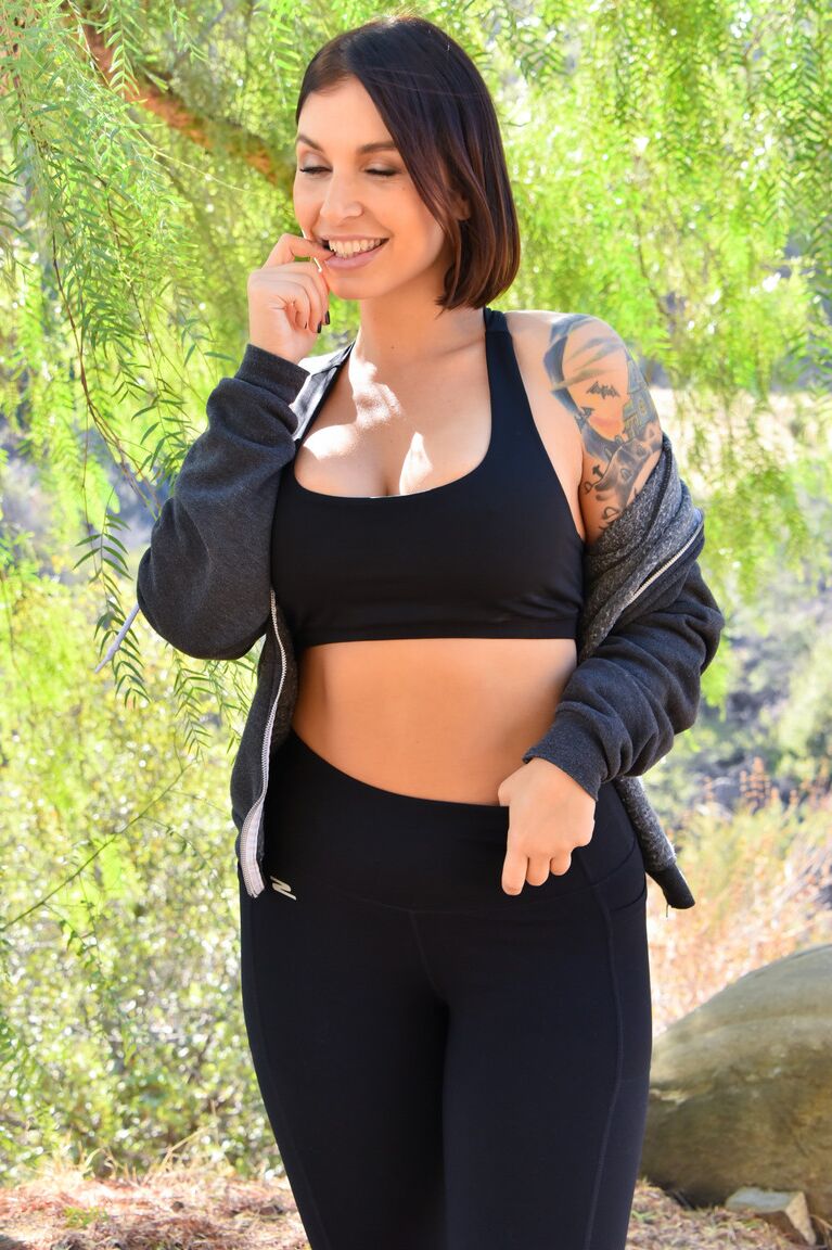 20P La deportista MILF Ivy juega con su coño caliente después de hacer alarde de sus jugosas tetas en público