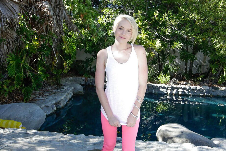 La estrella porno 16P Miley May se quita las mallas y juega con su coño afeitado