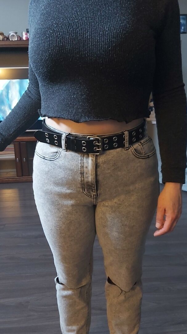 16P A amadora mais velha Tiffany Lynne estica sua boceta antes de mostrar seus peitos grandes