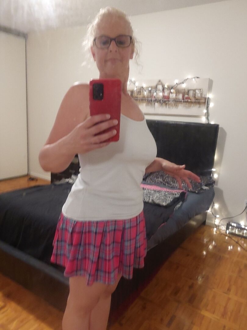 16P A amadora mais velha Tiffany Lynne estica sua boceta antes de mostrar seus peitos grandes