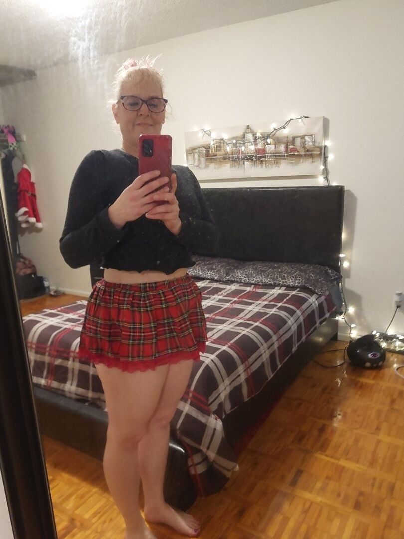 16P A amadora mais velha Tiffany Lynne estica sua boceta antes de mostrar seus peitos grandes