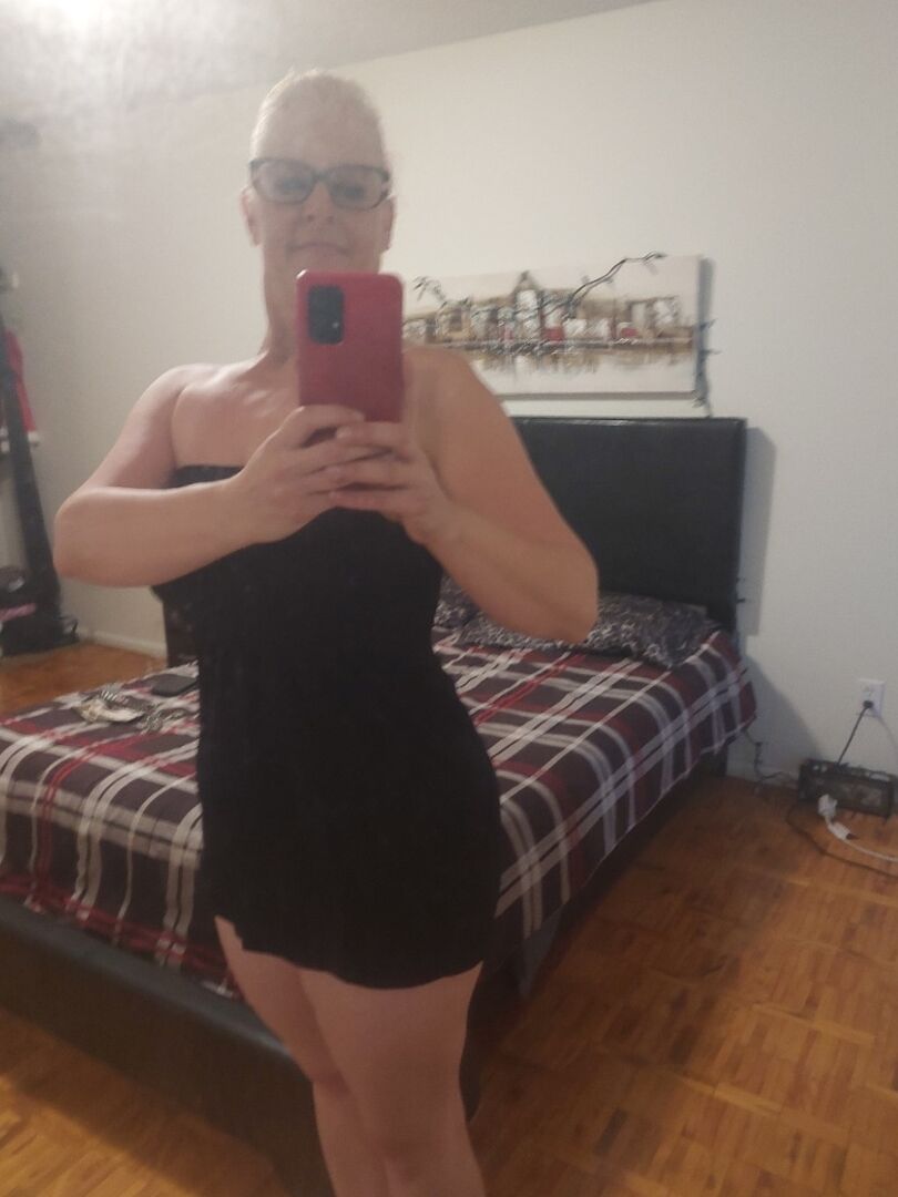 16P A amadora mais velha Tiffany Lynne estica sua boceta antes de mostrar seus peitos grandes