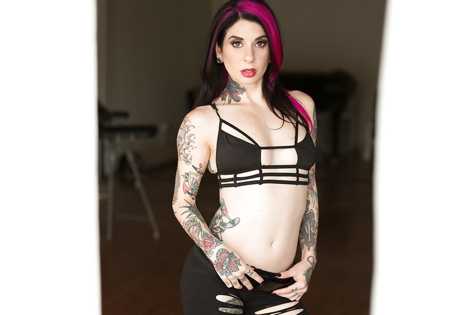 16P A amadora tatuada Joanna Angel posando nua depois de tirar as calças sexy