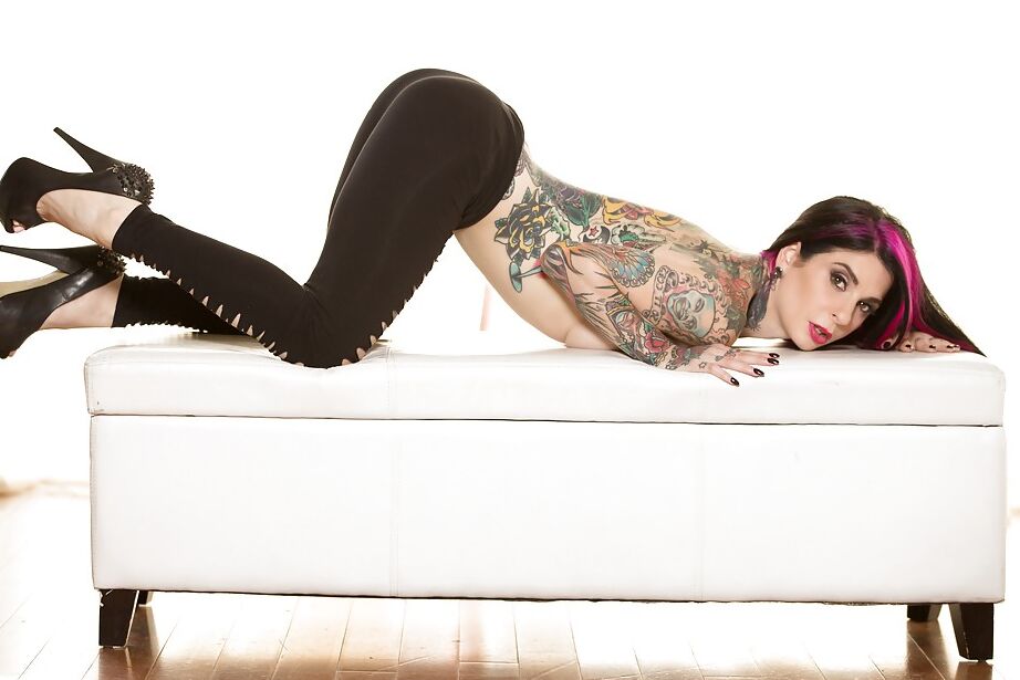 16P A amadora tatuada Joanna Angel posando nua depois de tirar as calças sexy