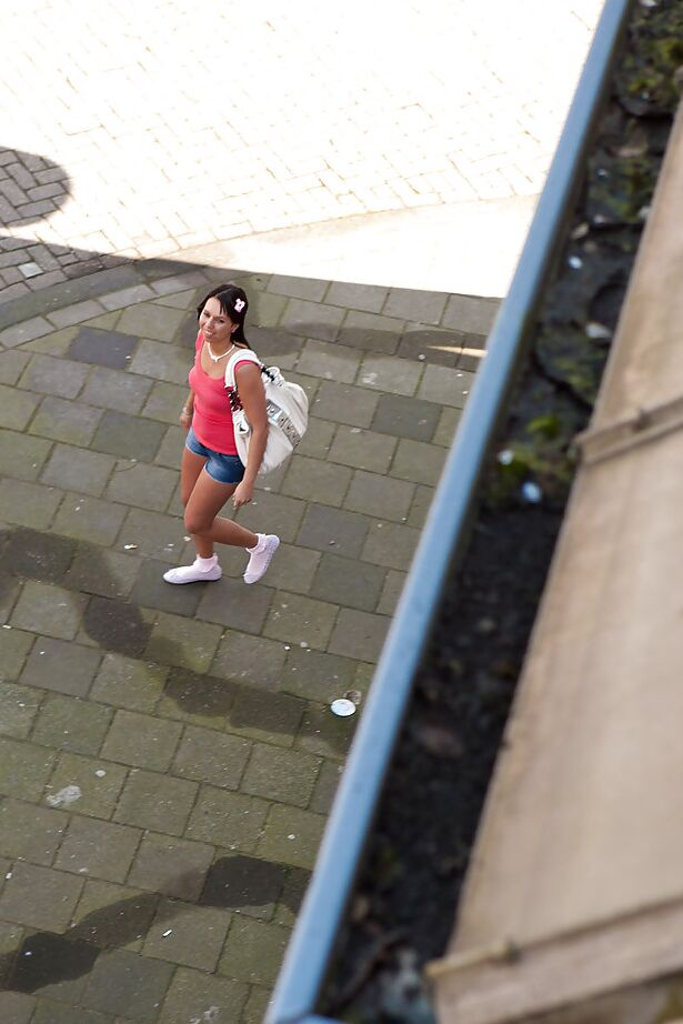 Die 16P große Amateurin Lana M zieht ihre Yogahose aus, um ihre rasierte Muschi mit einem Dildo zu spielen
