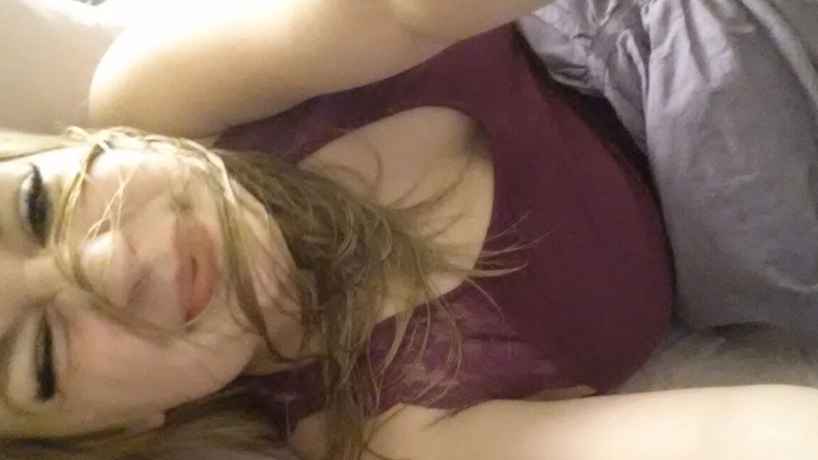 Die 14P dicke Amateurin Danielle macht sicher für die Arbeit Selbstaufnahmen in einem Badezimmerspiegel