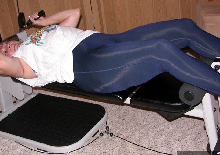 20P Madura amateur Devlynn expone sus tetas y se pone en el equipo del gimnasio en casa