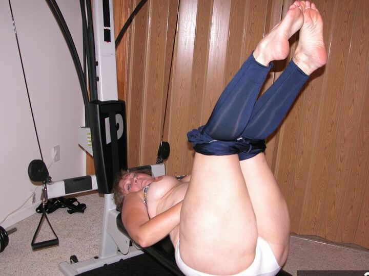 20P Madura amateur Devlynn expone sus tetas y se pone en el equipo del gimnasio en casa