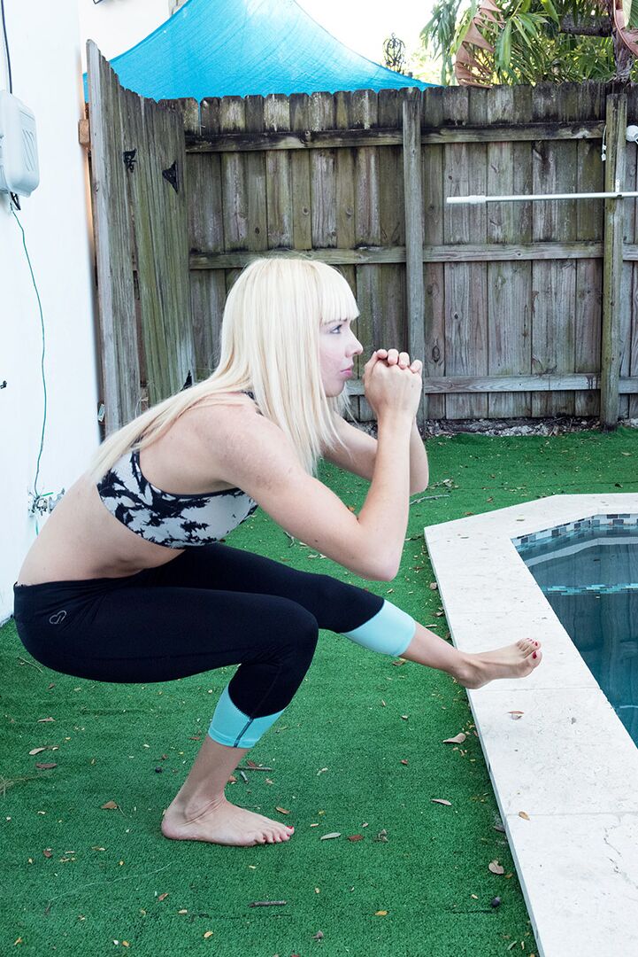 16P La rubia amateur Sveera Fire expone sus firmes tetas con los pies descalzos en la piscina