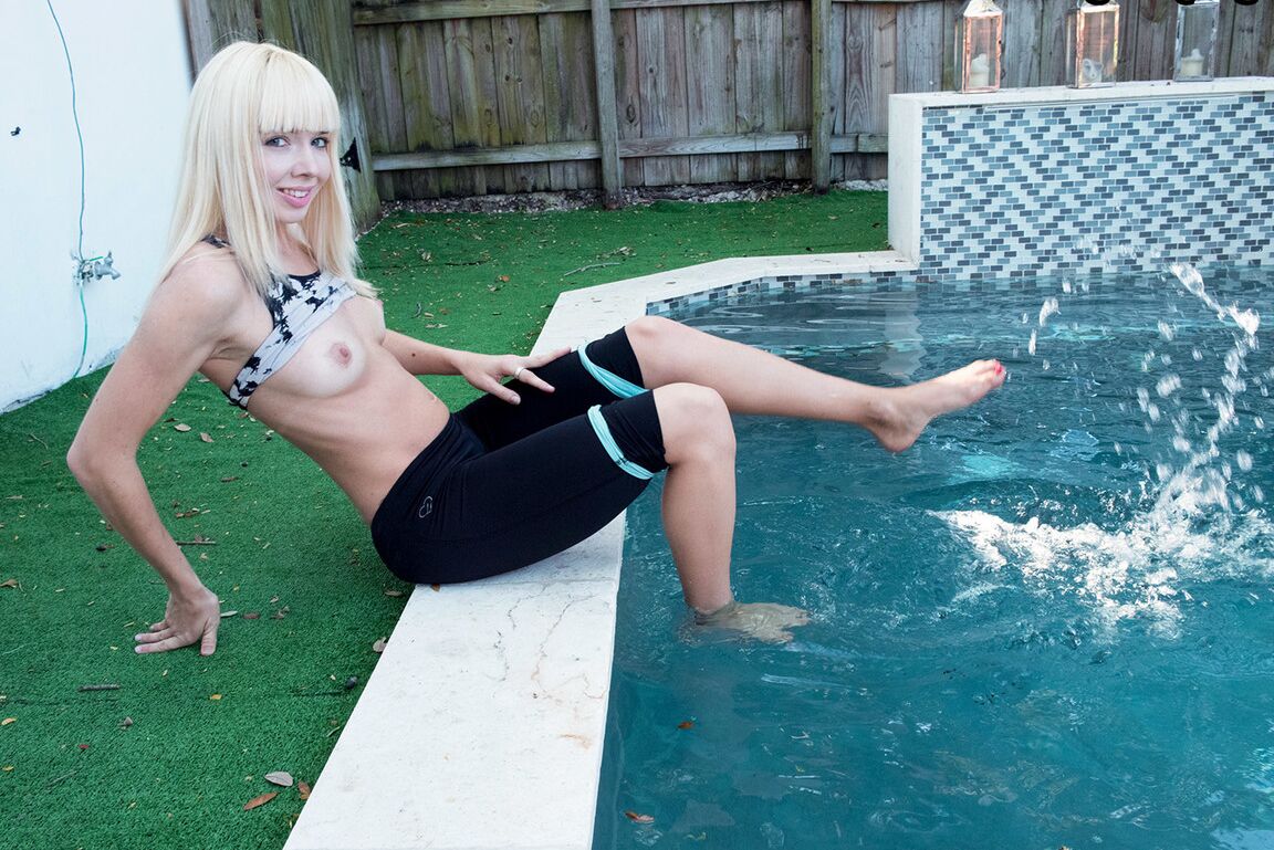16P La rubia amateur Sveera Fire expone sus firmes tetas con los pies descalzos en la piscina