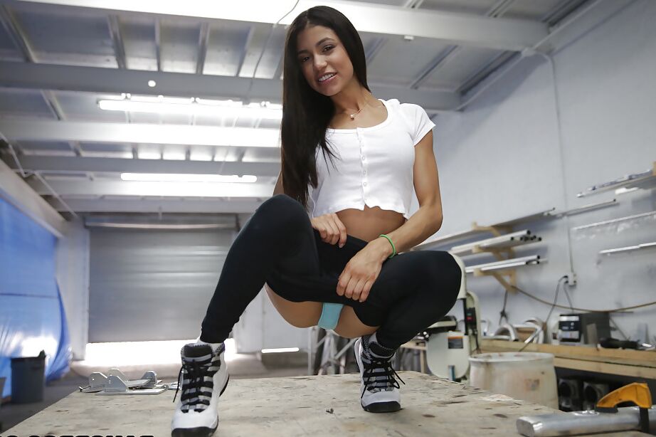 16P La latina Verónica Rodríguez posa con pantalones de yoga antes de desnudarse